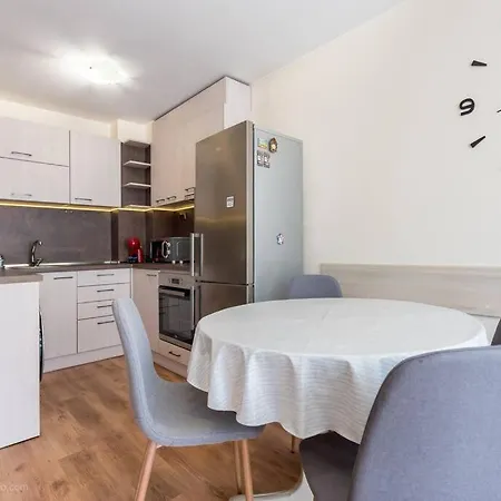 Bright Place Next To Grand Mall Apartamento Varna